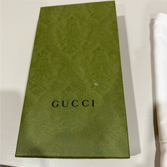 Gucci Red Pebbled Leather Wallet with Embossed Logo - Picture 7 of 12